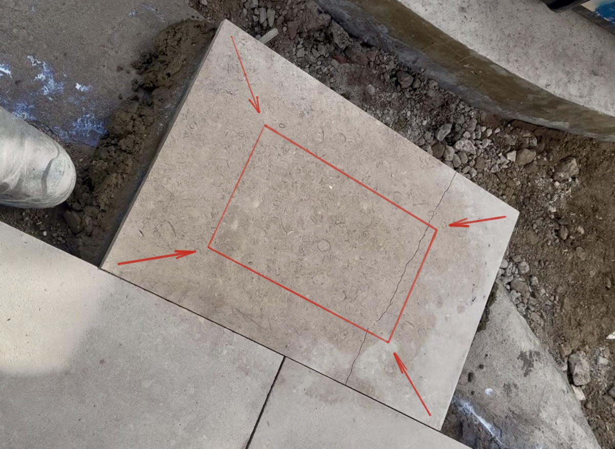 Paving slab with marked inner area showing where to hit when laying slabs.